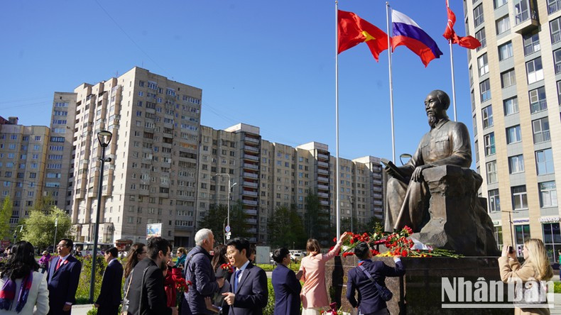 The flower offering ceremony at the monument dedicated to President Ho Chi Minh in Saint Petersburg. (Photo: XUAN HUNG)