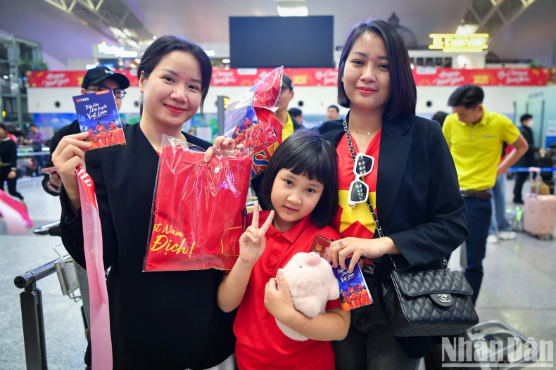 Many children follow their families to cheer up the Vietnam national team. Many children follow their families to cheer up the Vietnam national team.