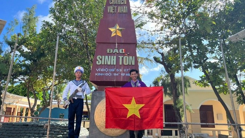 Dr Le Lam and teachers have gone to many places to collect and request national flags.