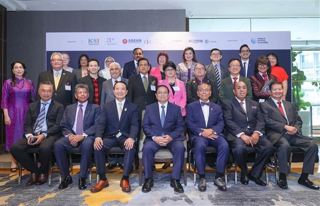 Prime Minister Pham Minh Chinh and other participants in a group photo at the ASEAN Leadership and Partnership Forum (ALPF) held in Kuala Lumpur on May 25. (Photo: VNA) Prime Minister Pham Minh Chinh and other participants in a group photo at the ASEAN Leadership and Partnership Forum (ALPF) held in Kuala Lumpur on May 25. (Photo: VNA)