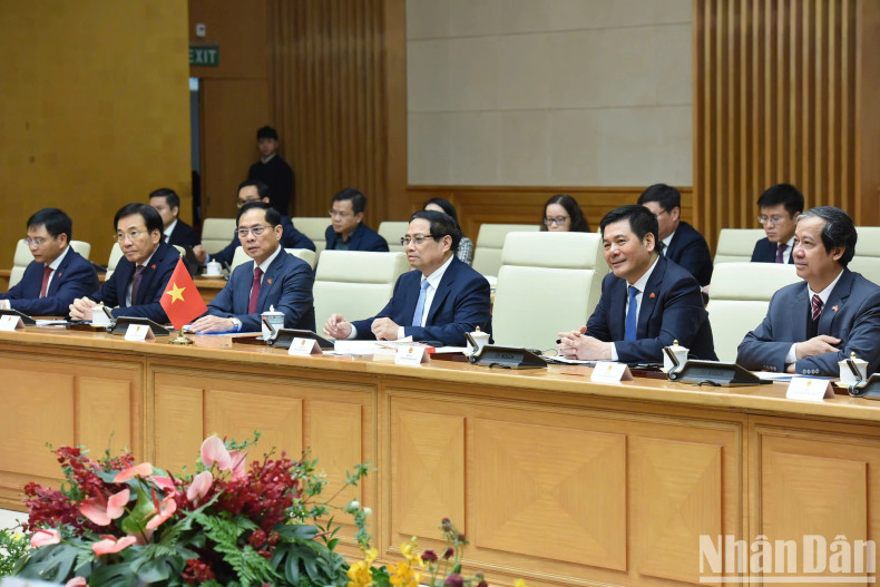 Prime Minister Pham Minh Chinh and members of the Vietnamese Government hold talks with Prime Minister Adylbek Kasymaliev .