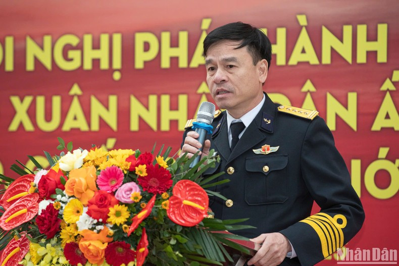 Colonel Nguyen Cong Thang, Deputy Chief of Political Affairs of the Navy receives the publications from Nhan Dan Newspaper. Colonel Nguyen Cong Thang, Deputy Chief of Political Affairs of the Navy receives the publications from Nhan Dan Newspaper.
