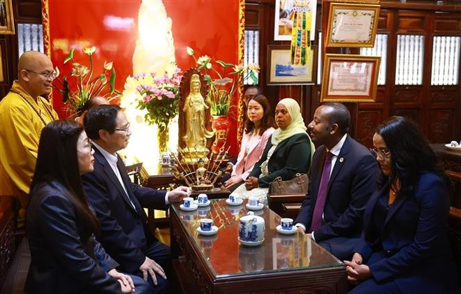 Prime Minister Abiy Ahmed Ali and his spouse (right) listen to an introduction of the history and architecture of Tran Quoc Pagoda. (Photo: VNA) Prime Minister Abiy Ahmed Ali and his spouse (right) listen to an introduction of the history and architecture of Tran Quoc Pagoda. (Photo: VNA)