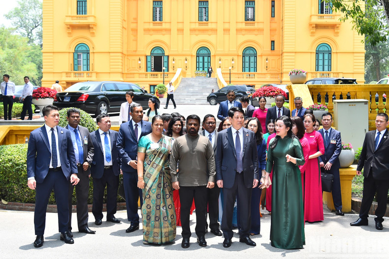 The two State leaders listen to a presentation introducing the Ho Chi Minh Relic Site and its historical significance.