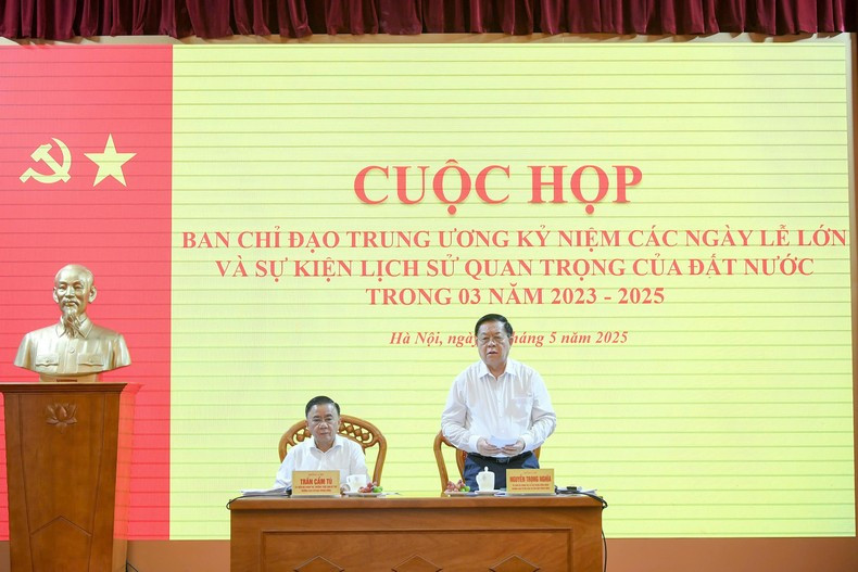 Politburo member Nguyen Trong Nghia chairs the meeting. (Photo: THE DAI)