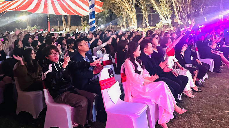 Hanoi audiences are excited with the band's performance. Hanoi audiences are excited with the band's performance.