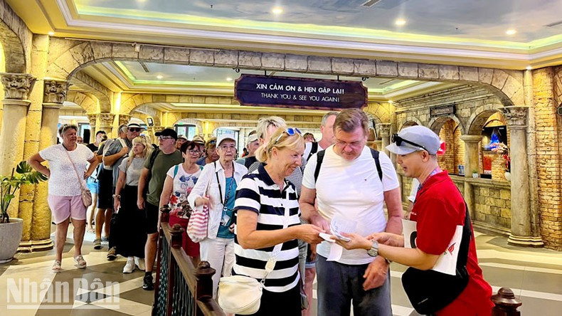 International tourists experience Hon Thom Cable Car