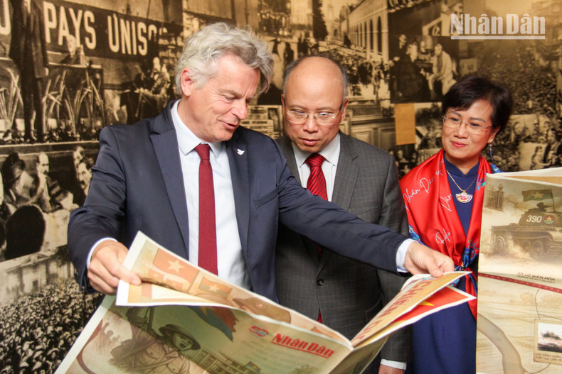 At the ceremony commemorating the 50th anniversary of the victory, held at the headquarters of the French Communist Party (PCF) in Paris on April 29, PCF National Secretary Fabien Roussel highlighted the event’s significance, describing it as a day symbolising the deep solidarity and close bonds between French communists and the Vietnamese people. He also highly praised the special supplement of Nhan Dan Newspaper, which enables French readers to revisit a glorious milestone in Viet Nam’s history.