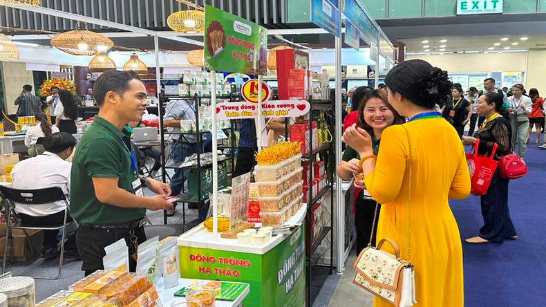 Visitors explore products at the Long An Province’s booth. Visitors explore products at the Long An Province’s booth.