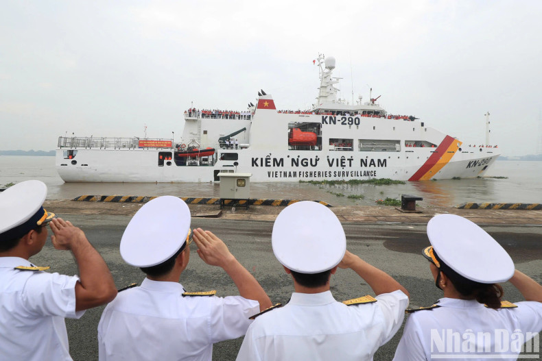 The KN-290 ship begins its journey to the Truong Sa Archipelago.