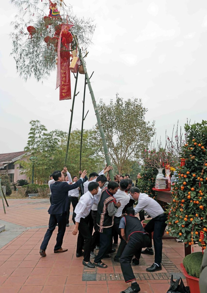 Cay Neu (Neu pole) erecting ceremony, a traditional activity in the run up to the Lunar New Year (Tet) festival, was re-enacted at the Vietnamese Ethnic Culture and Tourism Village. (Photo: VNA)