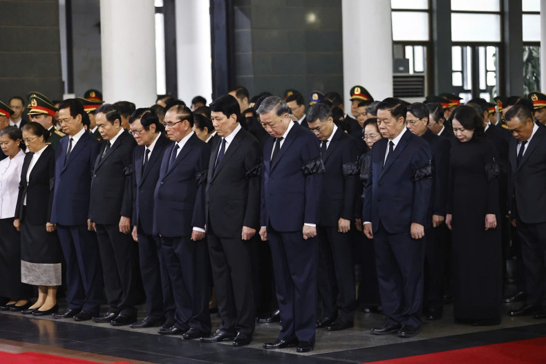 General Secretary To Lam and incumbent and former leaders of the Party and State observe a moment of silence in remembrance of former President Tran Duc Luong. (Photo: VNA) General Secretary To Lam and incumbent and former leaders of the Party and State observe a moment of silence in remembrance of former President Tran Duc Luong. (Photo: VNA)
