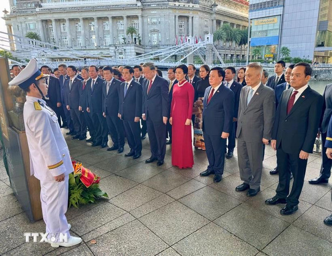 Party General Secretary To Lam, his spouse, and a high-ranking Vietnamese delegation on March 12 offer flowers in tribute to President Ho Chi Minh at his statue in the Asian Civilizations Museum. (Photo: VNA) Party General Secretary To Lam, his spouse, and a high-ranking Vietnamese delegation on March 12 offer flowers in tribute to President Ho Chi Minh at his statue in the Asian Civilizations Museum. (Photo: VNA)