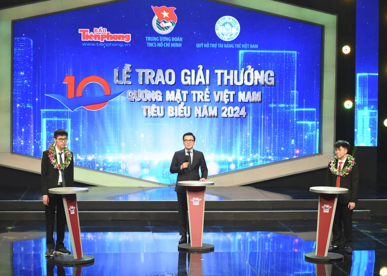 The talks between the outstanding young faces and the audience.