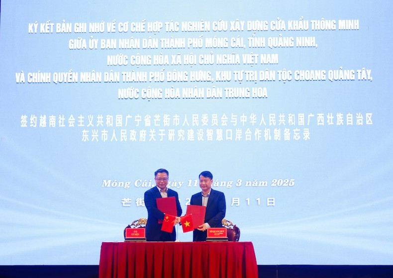 The leaders of Mong Cai City (Vietnam) and Dongxing City (China) sign a memorandum of understanding on the cooperation mechanism and research for the development of a smart border gate. The leaders of Mong Cai City (Vietnam) and Dongxing City (China) sign a memorandum of understanding on the cooperation mechanism and research for the development of a smart border gate.