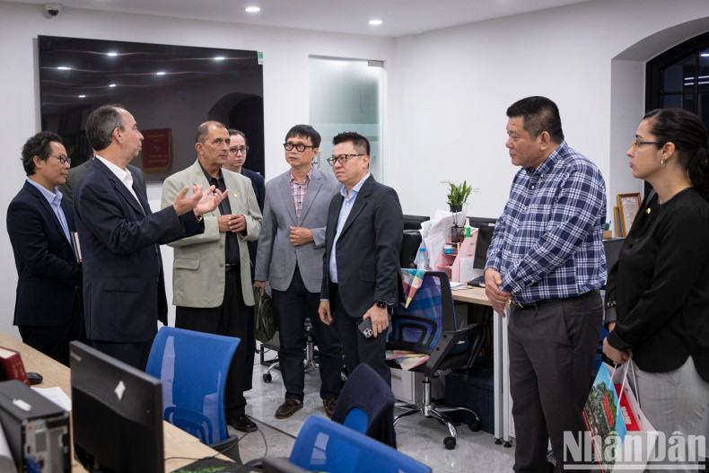 Following the talks, Editor-in-Chief Le Quoc Minh and other delegates visit the Nhan Dan Online Newspaper's the converged multimedia newsroom model. Following the talks, Editor-in-Chief Le Quoc Minh and other delegates visit the Nhan Dan Online Newspaper's the converged multimedia newsroom model.