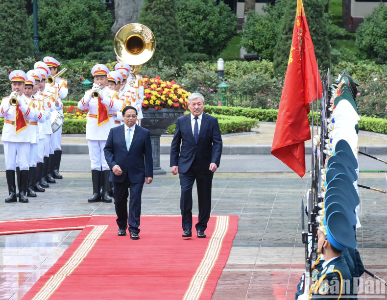Prime Minister Pham Minh Chinh and his Kyrgyz counterpart Adylbek Kasymaliev review the Honour Guard of the Vietnam People's Army.