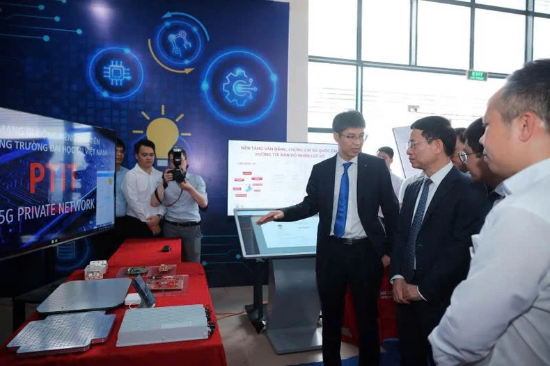 Minister of Science and Technology Nguyen Manh Hung visits the innovation and digital transformation exhibition space of the Posts and Telecommunications Institute of Technology during the celebration of World Creativity and Innovation Day 2025. Minister of Science and Technology Nguyen Manh Hung visits the innovation and digital transformation exhibition space of the Posts and Telecommunications Institute of Technology during the celebration of World Creativity and Innovation Day 2025.