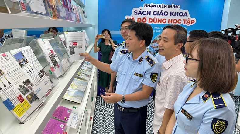 Nguyen Thanh Binh, Deputy Director of the Agency for Domestic Market Surveillance and Development, guides people to distinguish between real and fake textbooks. Nguyen Thanh Binh, Deputy Director of the Agency for Domestic Market Surveillance and Development, guides people to distinguish between real and fake textbooks.