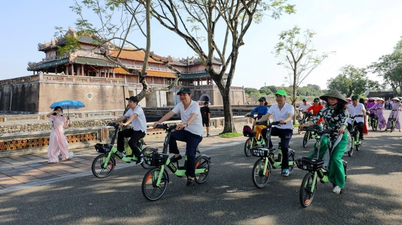 The message of “Hue - Pioneer in developing green heritage tourism and Bicycle City” was conveyed through the parade by GCOO electric bicycles passing through the Hue Imperial City. (Photo: X.DAT)