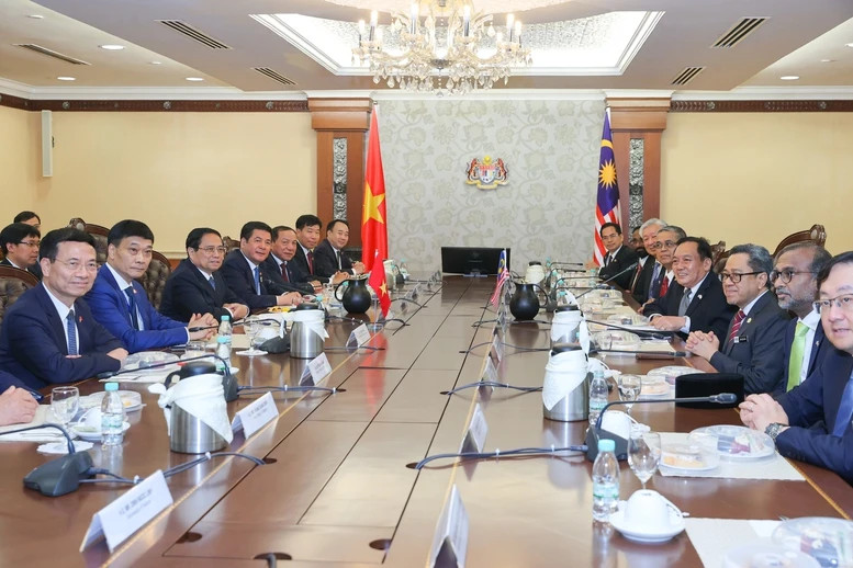 The meetting between Prime Minister Pham Minh Chinh and President of the Senate of Malaysia Dato Awang Bemee Awang Ali Basah in Kuala Lumpur on May 25. (Photo: VGP)