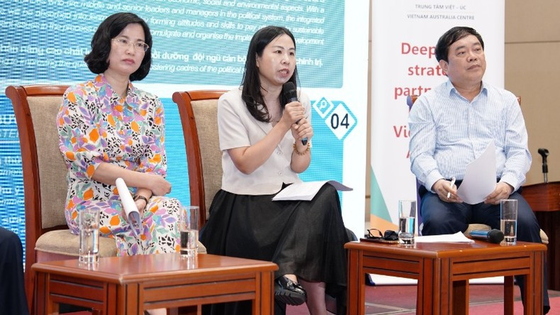 Vietnamese and Australian participants share knowledge.