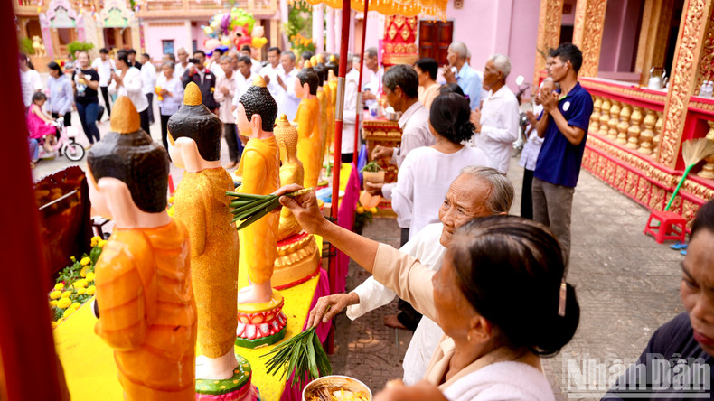Khmer people enthusiastically participate in the traditional rituals. Khmer people enthusiastically participate in the traditional rituals.