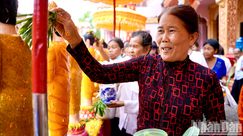 They believe that the ceremony helps wash away misfortunes and is an opportunity to express gratitude to the Buddha. They believe that the ceremony helps wash away misfortunes and is an opportunity to express gratitude to the Buddha.