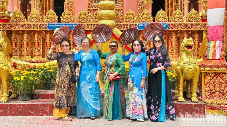 Visitors from Ho Chi Minh City enjoy immersing themselves in the local culture in Tra Cu District, Tra Vinh Province. Visitors from Ho Chi Minh City enjoy immersing themselves in the local culture in Tra Cu District, Tra Vinh Province.