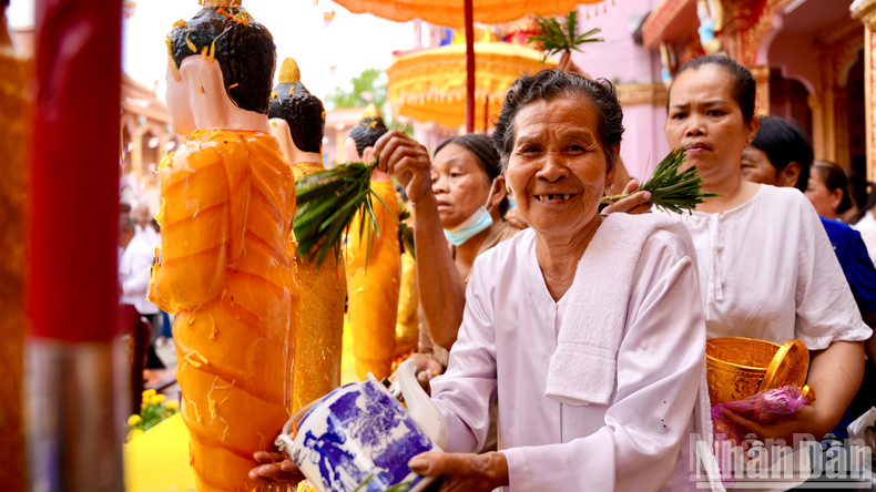 Every year, no matter how busy they are or how far they work from home, Khmer people never miss the most important Buddha bathing ritual of the year. Every year, no matter how busy they are or how far they work from home, Khmer people never miss the most important Buddha bathing ritual of the year.