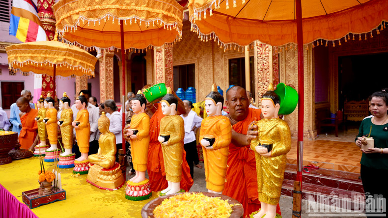 Venerable Nhan Chanh conducts the Buddha bathing ceremony. Venerable Nhan Chanh conducts the Buddha bathing ceremony.