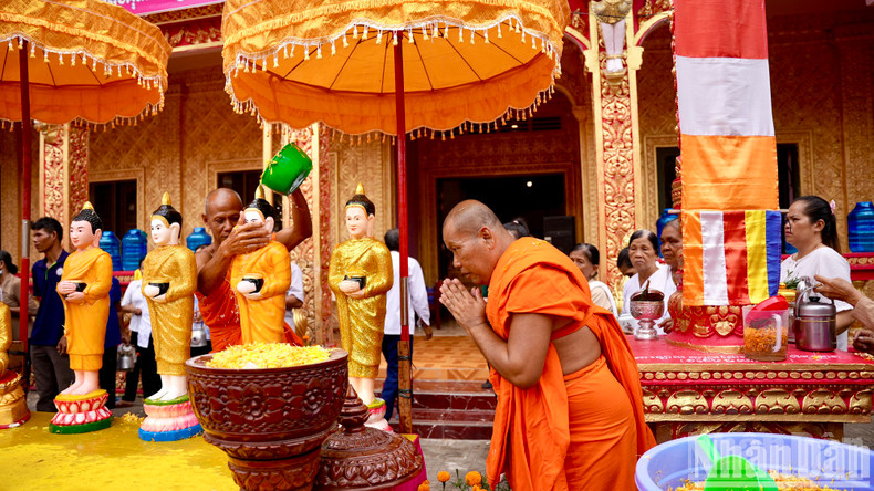 The Buddha bathing ceremony is carried out solemnly. The Buddha bathing ceremony is carried out solemnly.