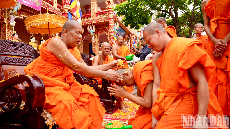 Venerable Nhan Chanh sprinkles scented water and performs spiritual rituals of the Khmer people. Venerable Nhan Chanh sprinkles scented water and performs spiritual rituals of the Khmer people.