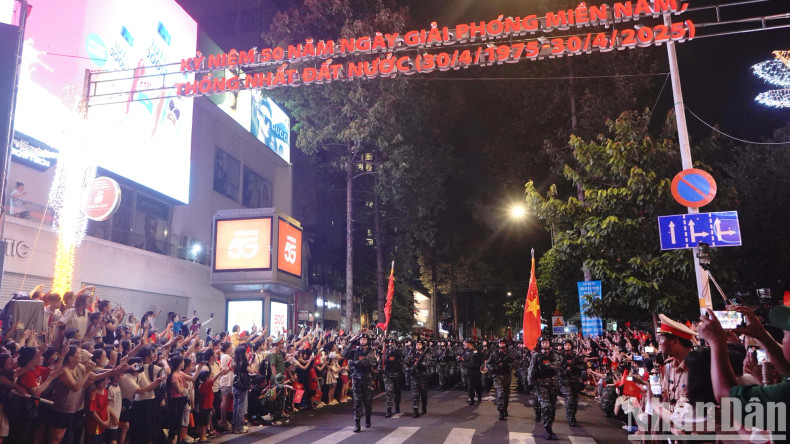 The rehearsal concludes amidst applause and cheers from the crowds along Nam Ky Khoi Nghia Street.