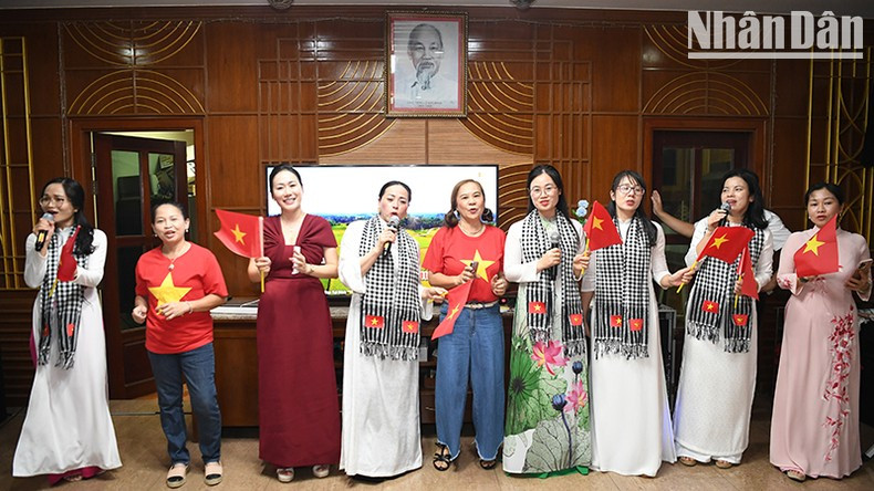 Songs praising revolution and love for the homeland bring vibrance to the celebration. Songs praising revolution and love for the homeland bring vibrance to the celebration.