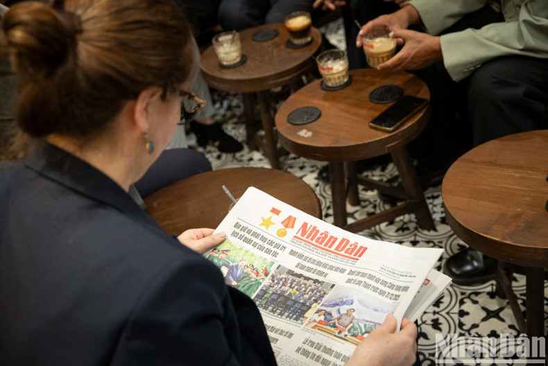 Granma Newspaper’s reporters read Nhan Dan Newspaper’s daily publication. Granma Newspaper’s reporters read Nhan Dan Newspaper’s daily publication.