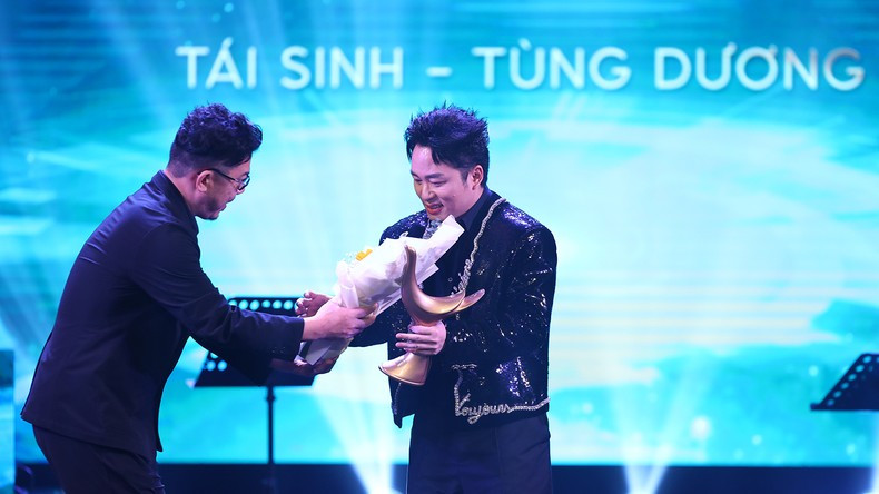 Singer Tung Duong receives the Song of the Year award. Singer Tung Duong receives the Song of the Year award.
