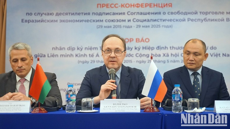 Russian Ambassador to Viet Nam Gennady Bezdetko (middle) speaks at the press conference. (Photo: TRUNG HUNG) Russian Ambassador to Viet Nam Gennady Bezdetko (middle) speaks at the press conference. (Photo: TRUNG HUNG)