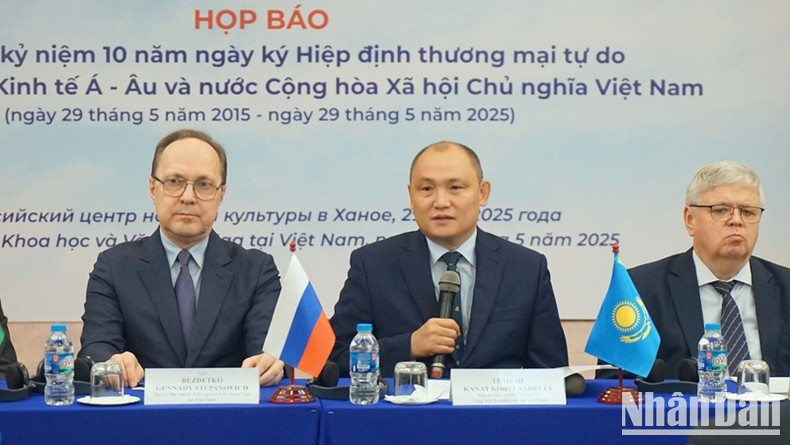 Kazakh Ambassador Kanat Tumysh (middle) speaks at the press conference. (Photo: TRUNG HUNG) Kazakh Ambassador Kanat Tumysh (middle) speaks at the press conference. (Photo: TRUNG HUNG)