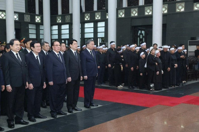 Party General Secretary To Lam, along with incumbent and former leaders of the Party and State, attend the memorial service for former President Tran Duc Luong. (Photo: VNA) Party General Secretary To Lam, along with incumbent and former leaders of the Party and State, attend the memorial service for former President Tran Duc Luong. (Photo: VNA)