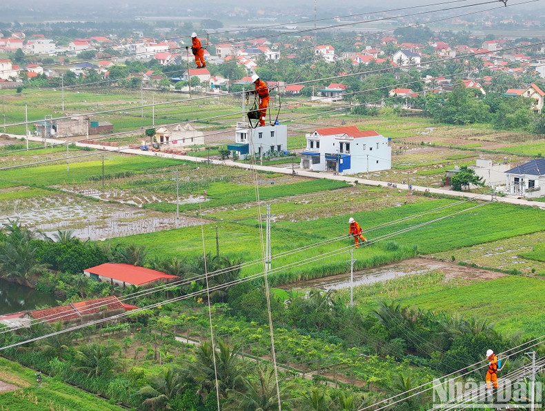 Engineers and workers in the power sector perform construction at great heights. (Photo: Tuan Huy)