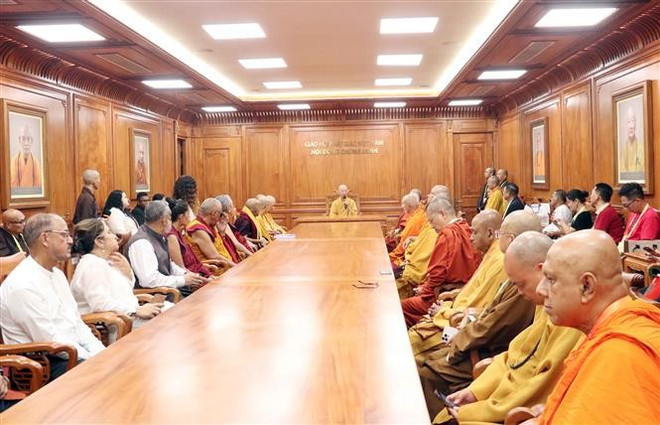 Most Venerable Thich Tri Quang, the Supreme Patriarch of the Patronage Council of the Viet Nam Buddhist Sangha (VBS) receives heads of international Buddhist delegations attending Vesak 2025. (Photo: VNA)
