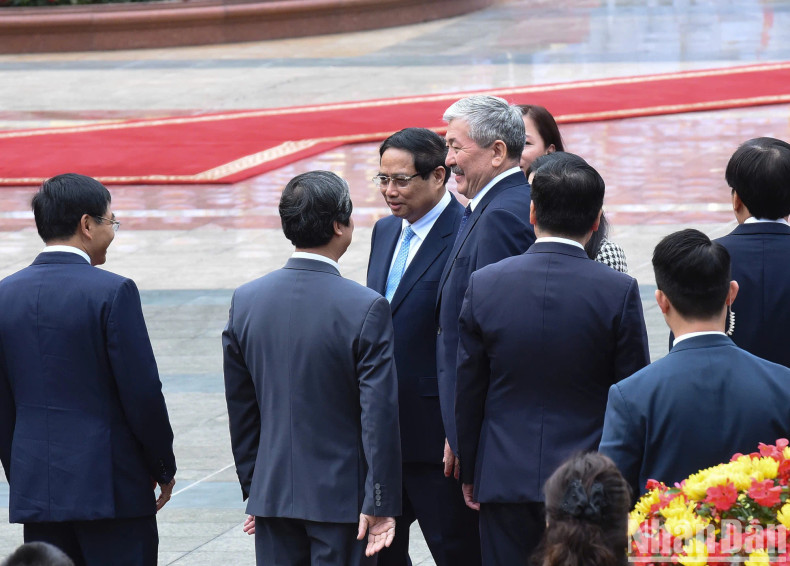 Prime Minister Pham Minh Chinh introduces the members of the Vietnamese delegation.