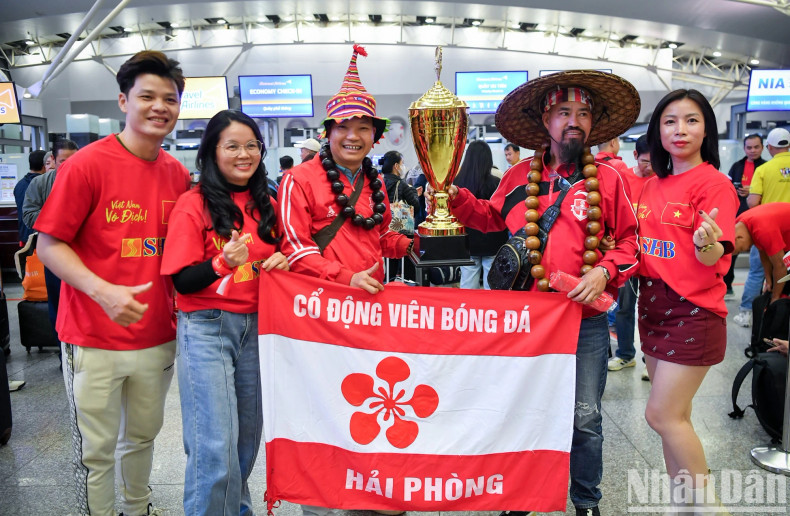 The fans from Hai Phong on the same flight. The fans from Hai Phong on the same flight.