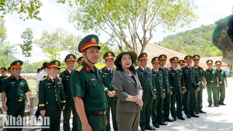 Vice President Vo Thi Anh Xuan visits Infantry Regiment 20. Vice President Vo Thi Anh Xuan visits Infantry Regiment 20.