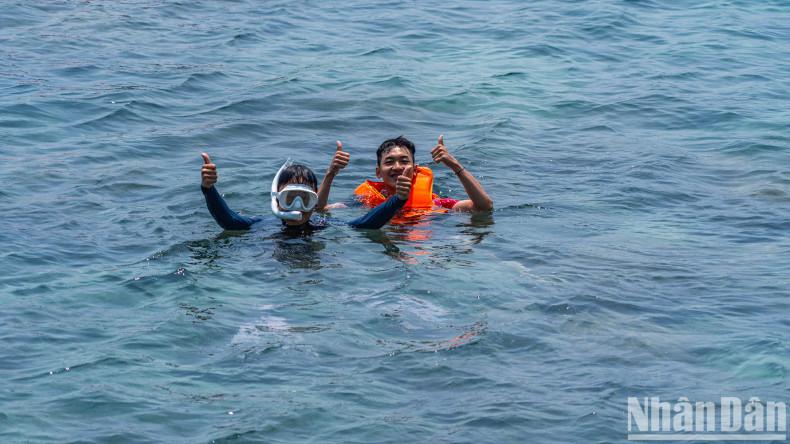 Son Cha Island previously welcomed tourists under the administration of Hue, offering nature exploration tours and coral diving experiences. Son Cha Island previously welcomed tourists under the administration of Hue, offering nature exploration tours and coral diving experiences.