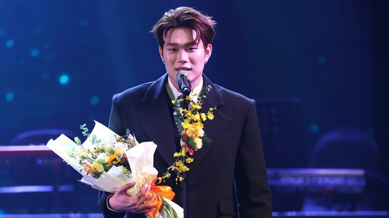 Duong Domic wins the New Artist of the Year award. Duong Domic wins the New Artist of the Year award.