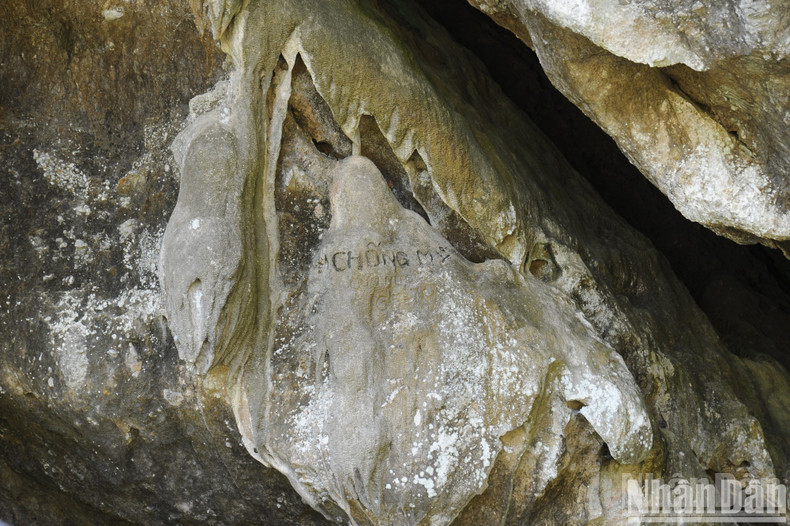 The inscription reading "Fighting against the American Invasion to save the country (1965-1972)" was carved by worker Ngo Hanh in the Journalist Cave in 1972. (Photo: TRAN HAI)