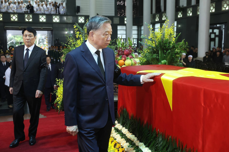 General Secretary To Lam, President Luong Cuong, and other delegates walk around the coffin to bid a final farewell to former President Tran Duc Luong. (Photo: VNA) General Secretary To Lam, President Luong Cuong, and other delegates walk around the coffin to bid a final farewell to former President Tran Duc Luong. (Photo: VNA)