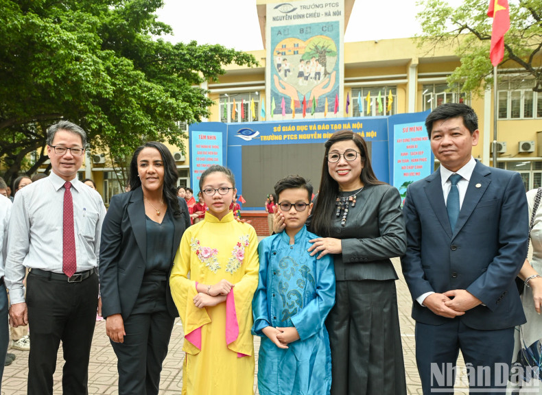 The two spouses of the Vietnamese and Ethiopian PMs visit the school. The two spouses of the Vietnamese and Ethiopian PMs visit the school.